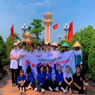 CHỦ NHẬT XANH LẦN IV NĂM 2025, Đoàn Thanh niên xã Vĩnh Hoà phối hợp với các tổ chức chính trị-xã hội ra quân Chủ nhật xanh, dọn vệ sinh nghĩa trang liệt sĩ trên địa bàn xã